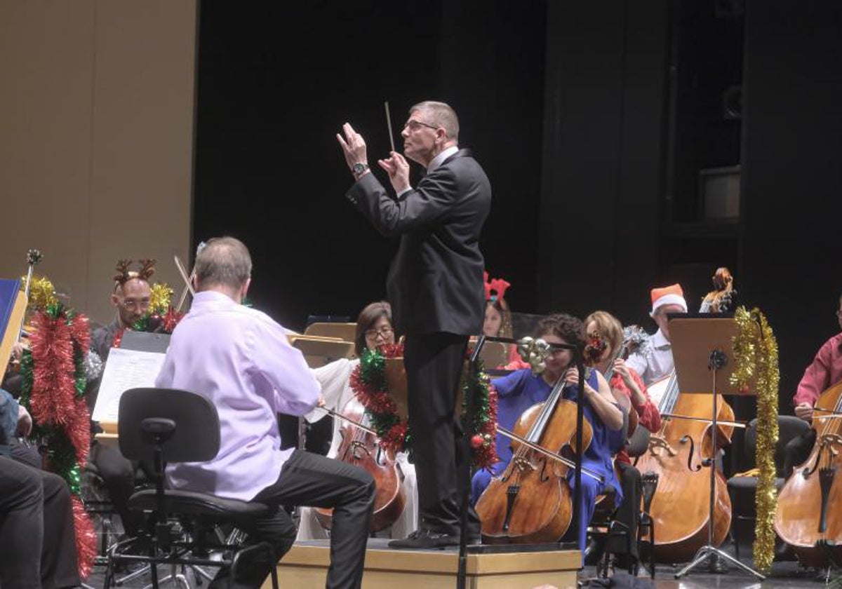 John Richard Durant dirigiendo a la Sinfónica de Sevilla en el pasado Concierto de Navidad