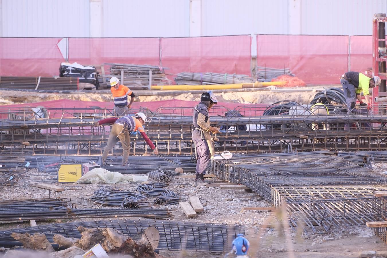 Los operarios y las grúas han comenzado ya las obras en la antigua fábrica de tabacos, junto al río