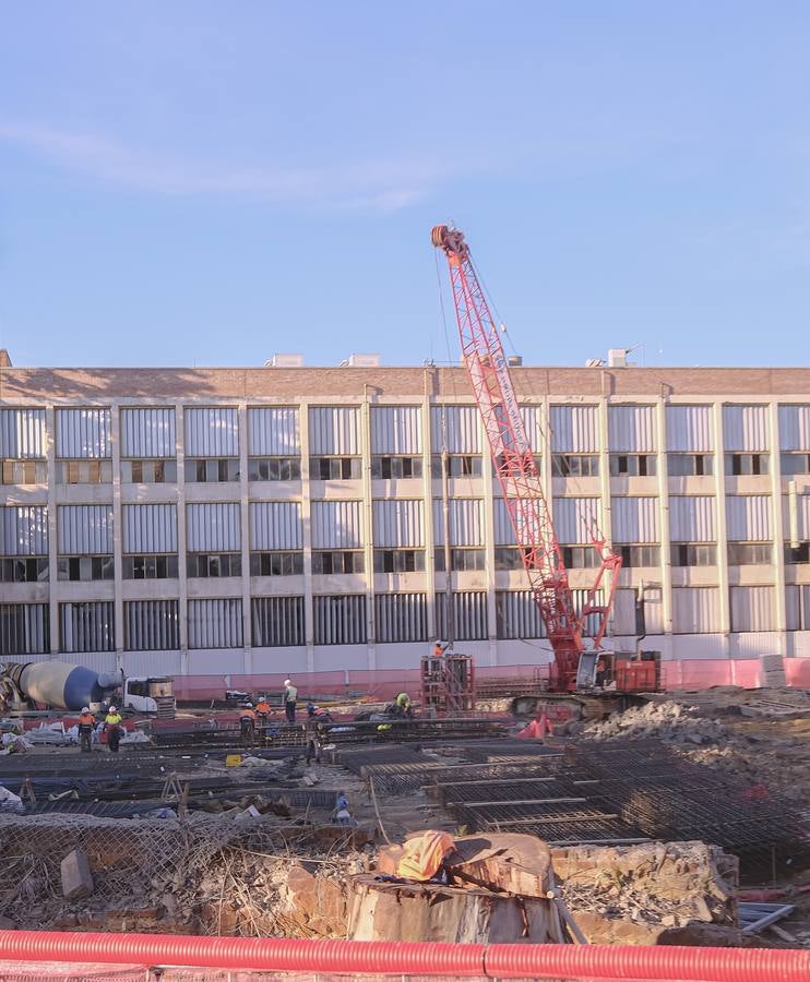 Los operarios y las grúas han comenzado ya las obras en la antigua fábrica de tabacos, junto al río