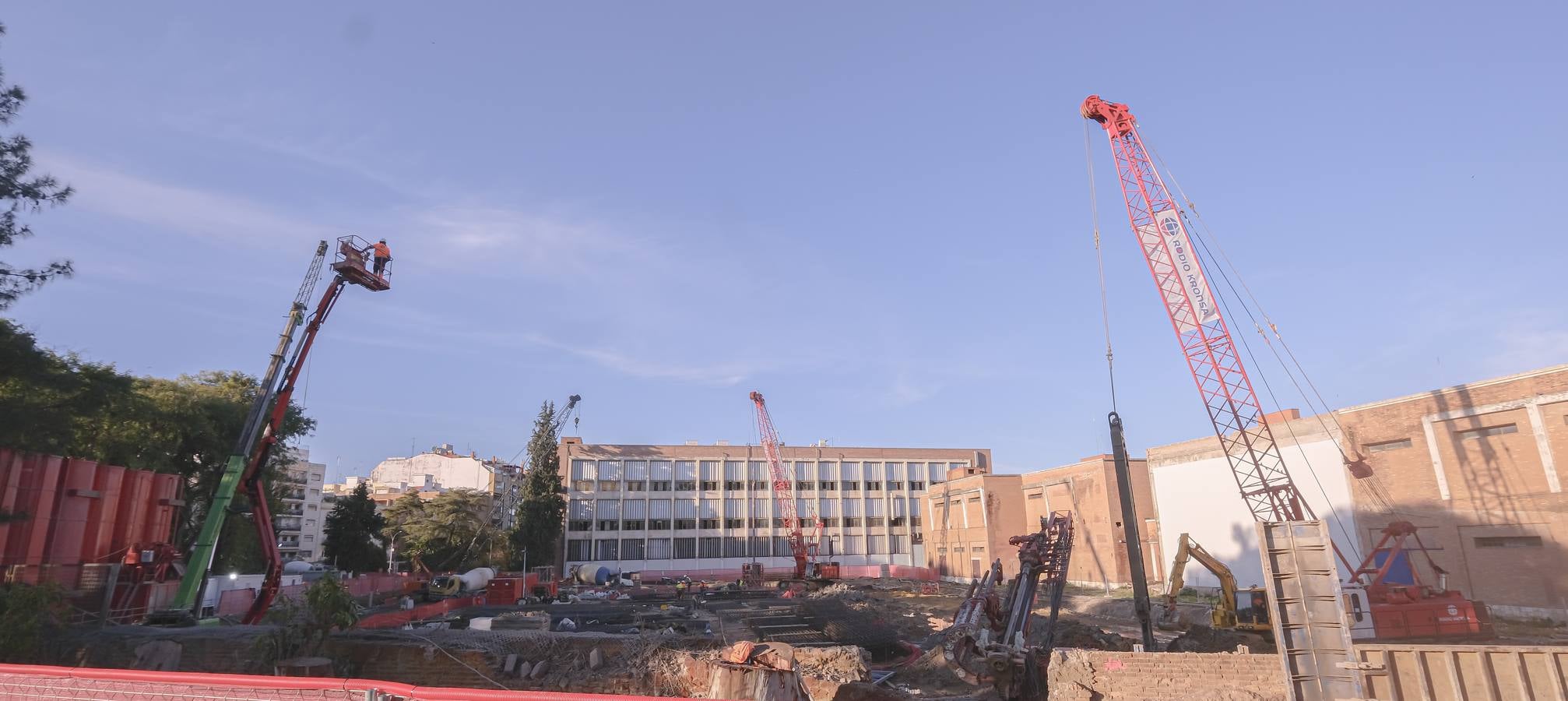Los operarios y las grúas han comenzado ya las obras en la antigua fábrica de tabacos, junto al río