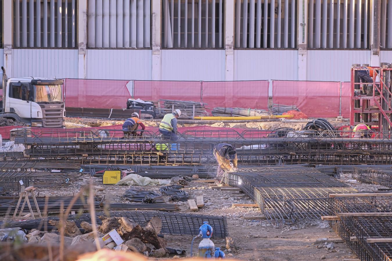 Los operarios y las grúas han comenzado ya las obras en la antigua fábrica de tabacos, junto al río