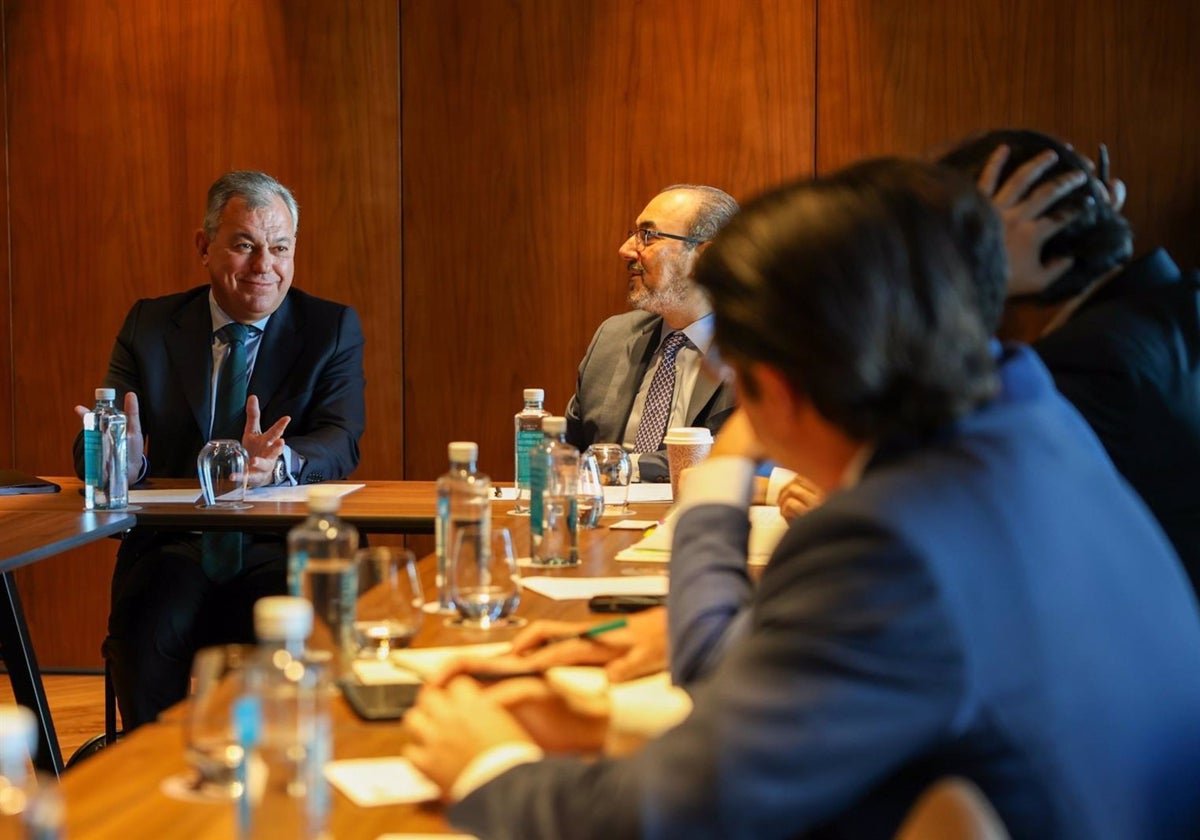 El alcalde de Sevilla, José Luis Sanz, con el presidente del Banco Iberoamericano de Desarrollo, Sergio Díaz-Granados