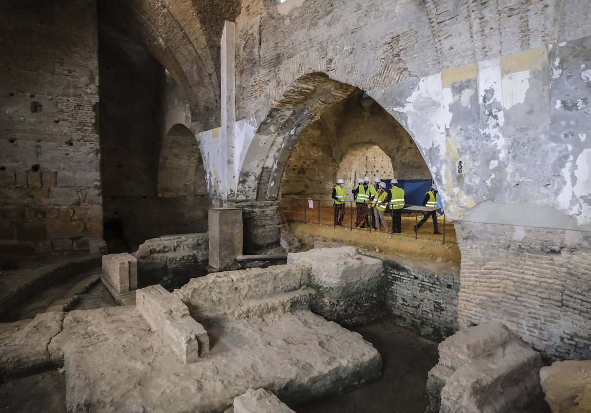 La barbacana y la muralla, que se han excavado durante las obras de las Atarazanas