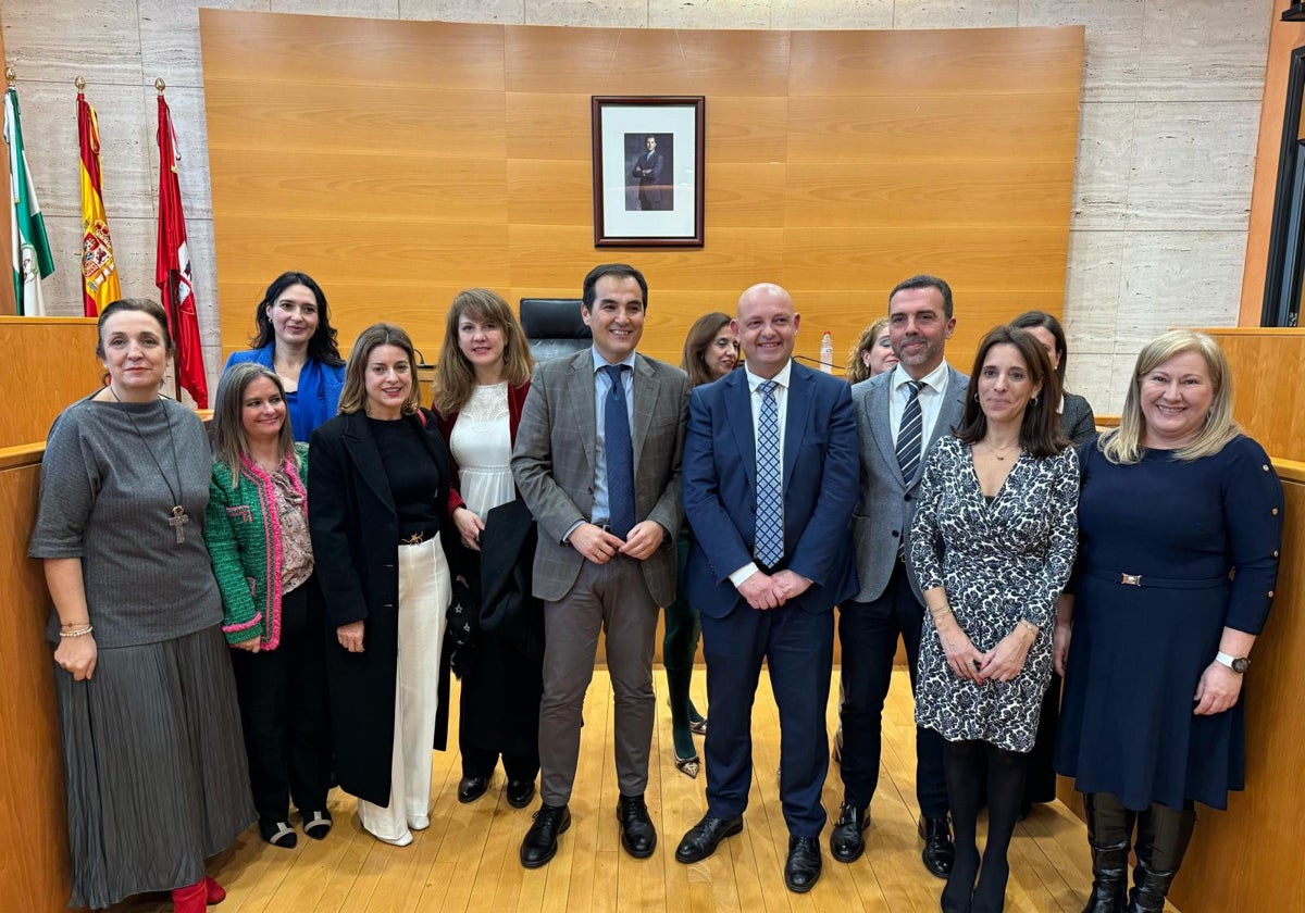 El conejero José Antonio Nieto y el alcalde Francisco Rodríguez en el edificio judicial de Dos Hermanas