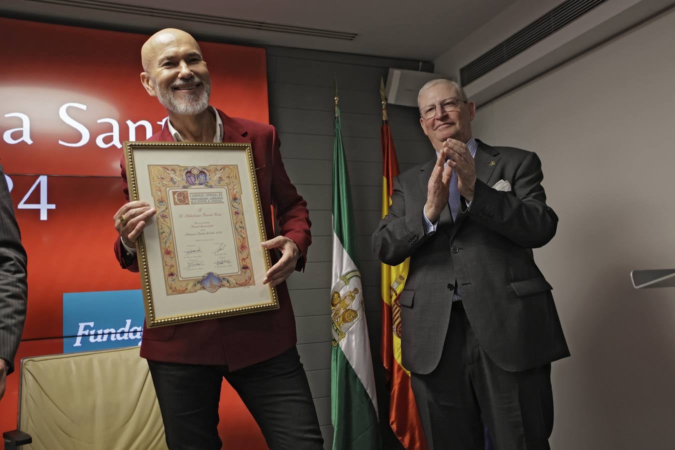 El cartel muestra a Jesús resucitado con un fondo rojo fiel al estilo de Salustiano García