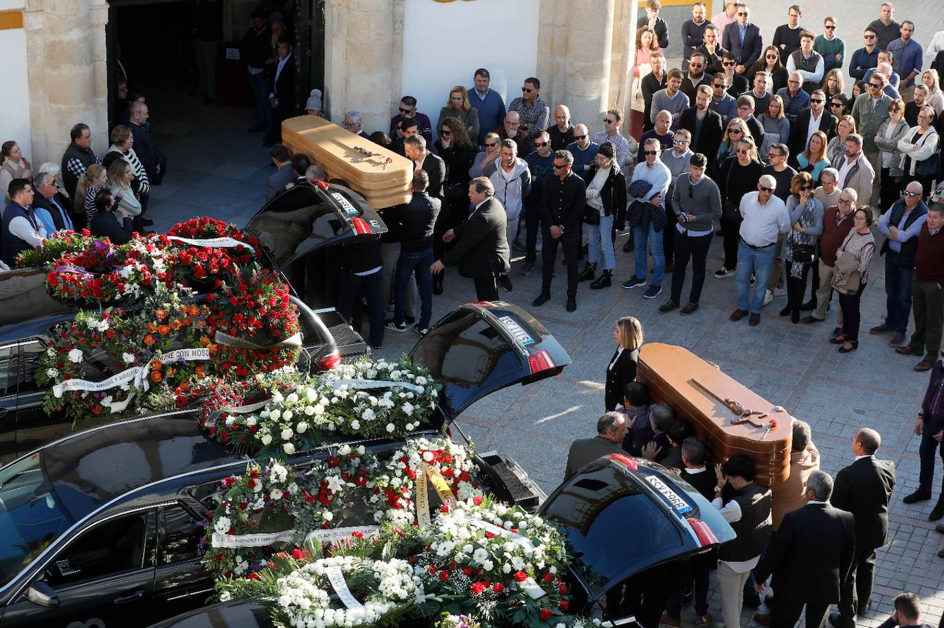 Multitudinario adiós a la familia de Morón fallecida en accidente de tráfico cuando viajaban para ver al Sevilla en Copa