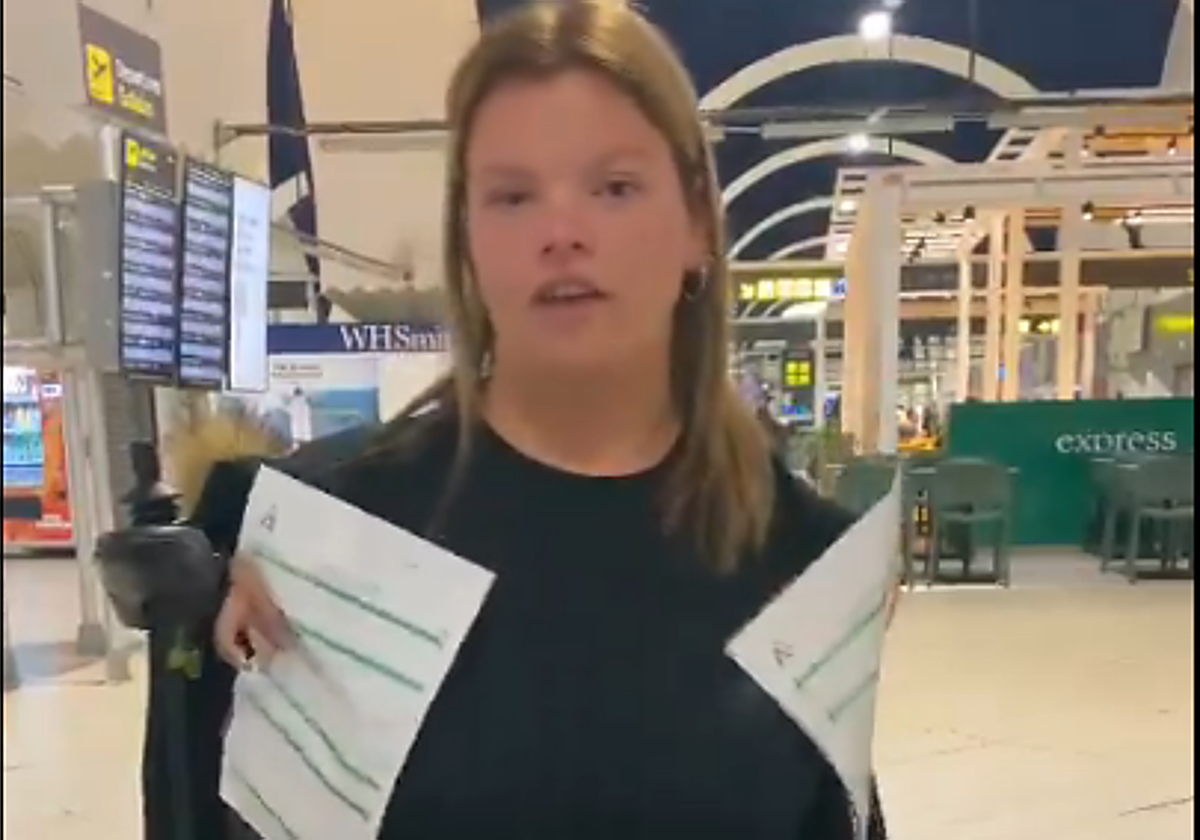 La joven afectada en el aeropuerto de Sevilla denuncia su situación