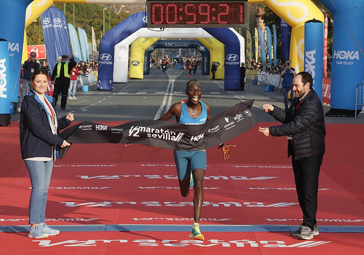 El ganador de la Media Maratón de Sevilla entra en la meta