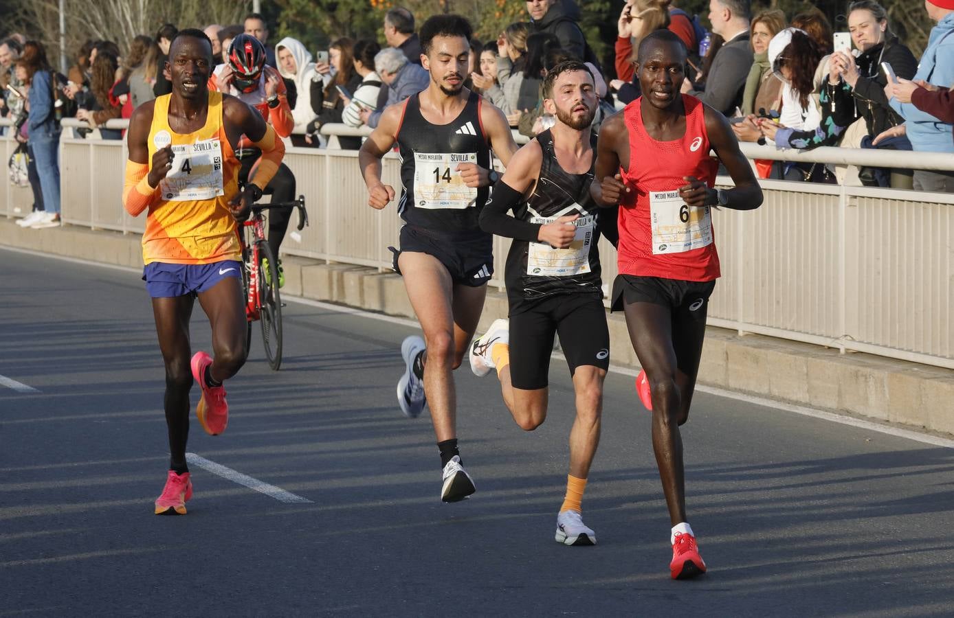 Instantes de los últimos metros de la prueba y los ganadores posando con sus trofeos