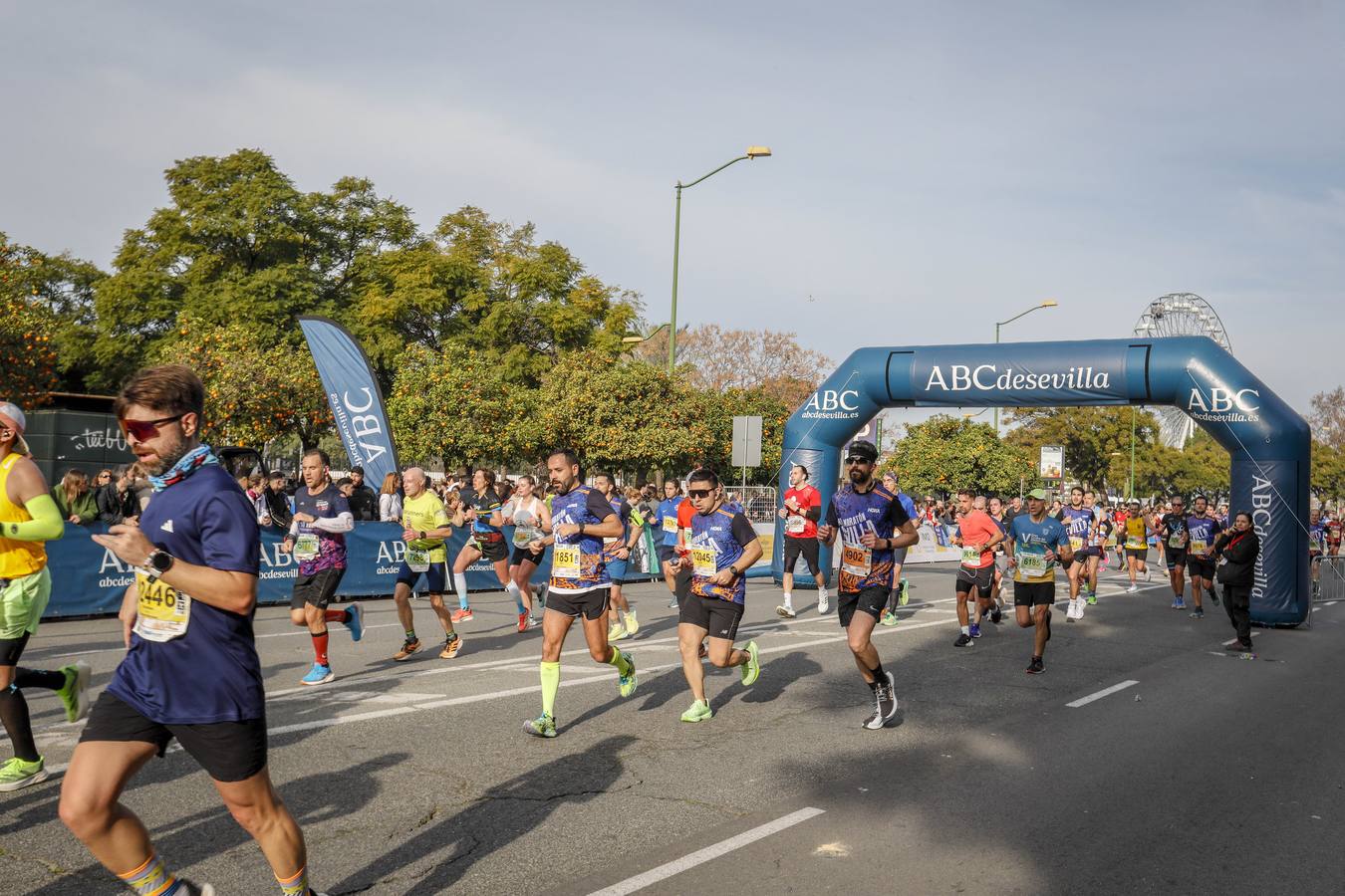 Instantes de los últimos metros de la prueba y los ganadores posando con sus trofeos