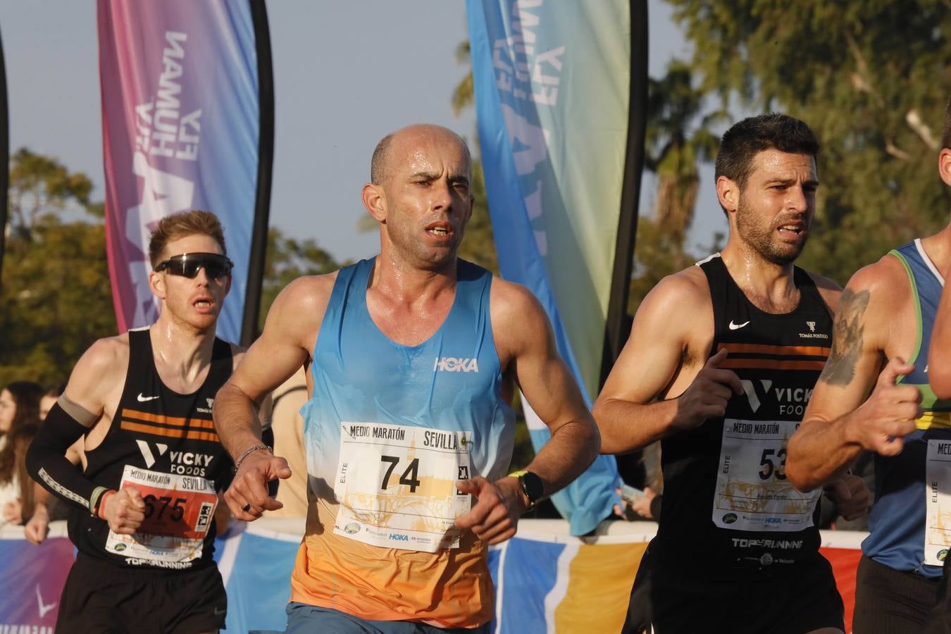 Instantes de los últimos metros de la prueba y los ganadores posando con sus trofeos