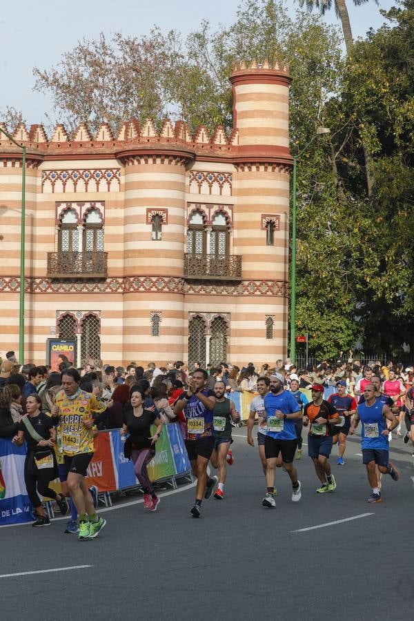 Instantes de los últimos metros de la prueba y los ganadores posando con sus trofeos
