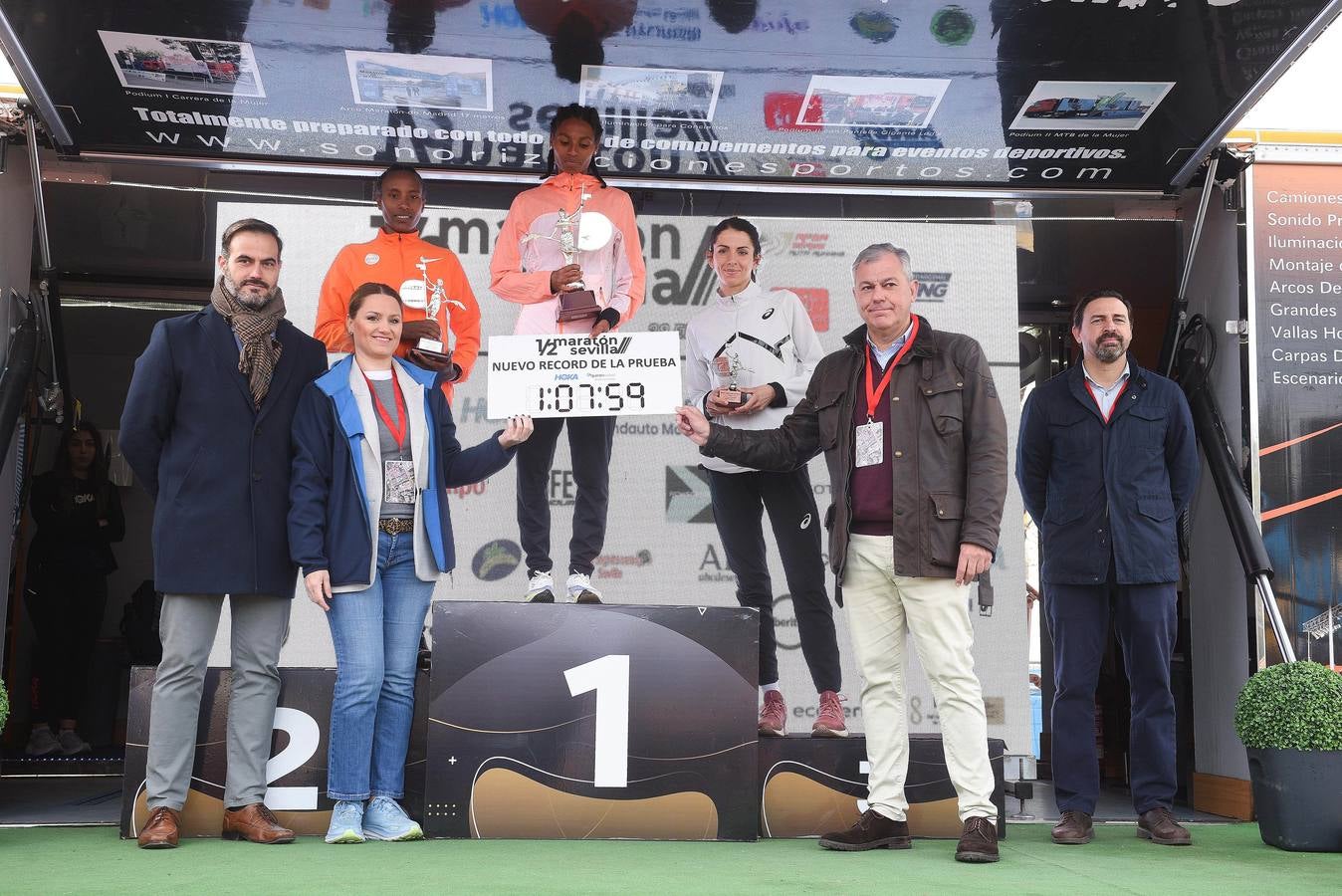Instantes de los últimos metros de la prueba y los ganadores posando con sus trofeos