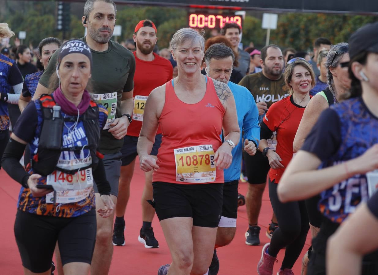 Instantes de los últimos metros de la prueba y los ganadores posando con sus trofeos