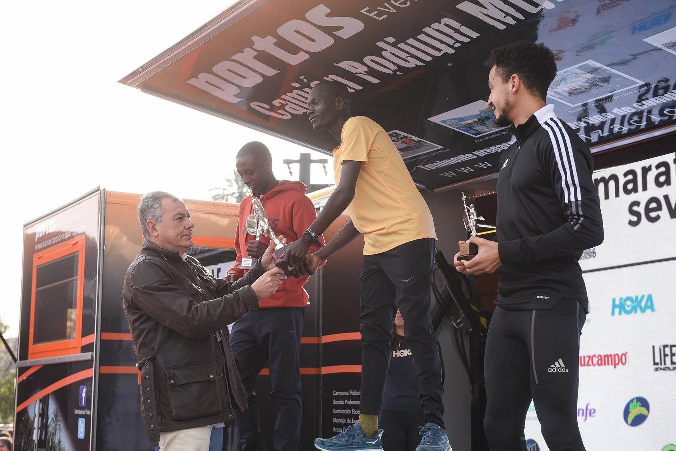 Instantes de los últimos metros de la prueba y los ganadores posando con sus trofeos