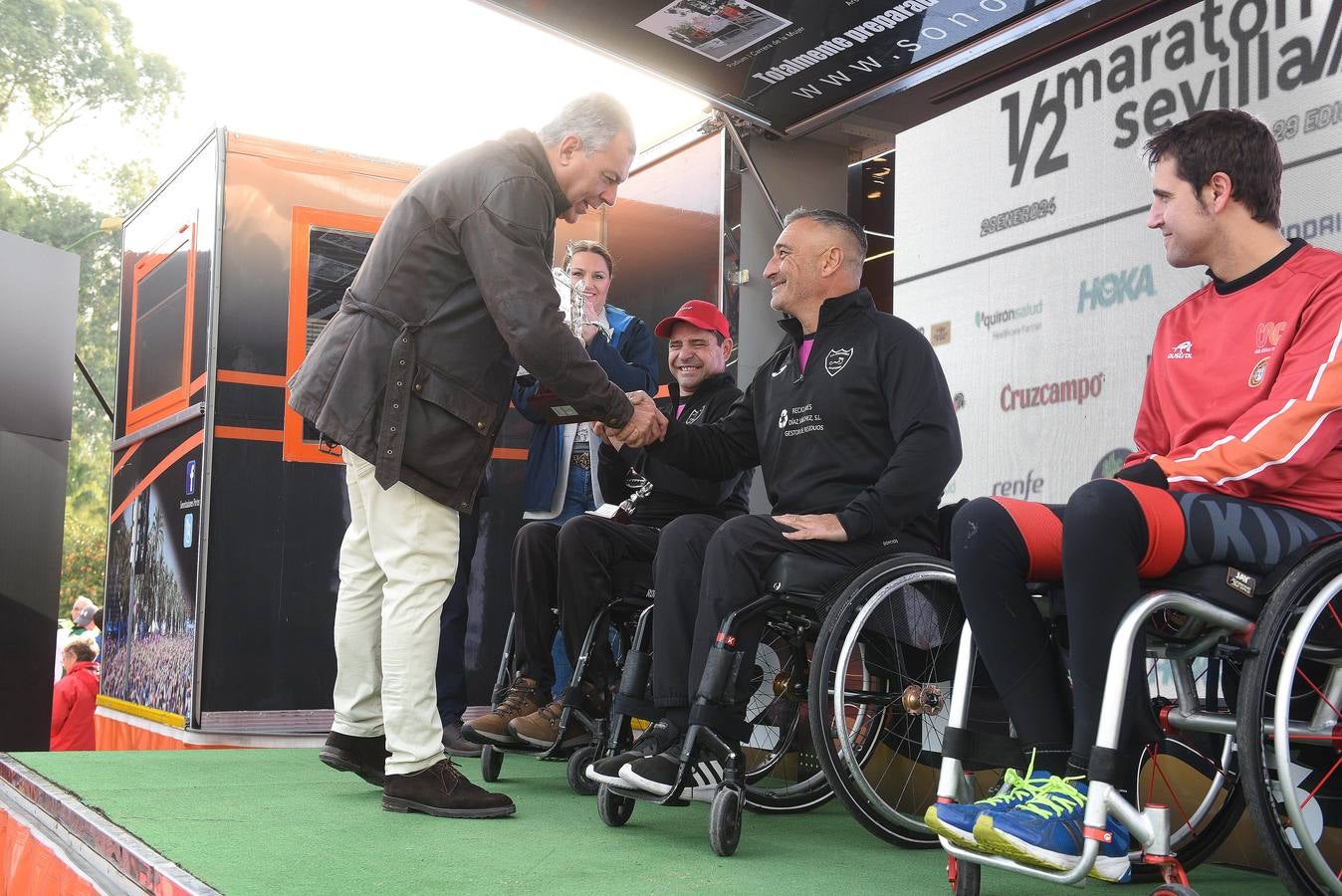 Instantes de los últimos metros de la prueba y los ganadores posando con sus trofeos