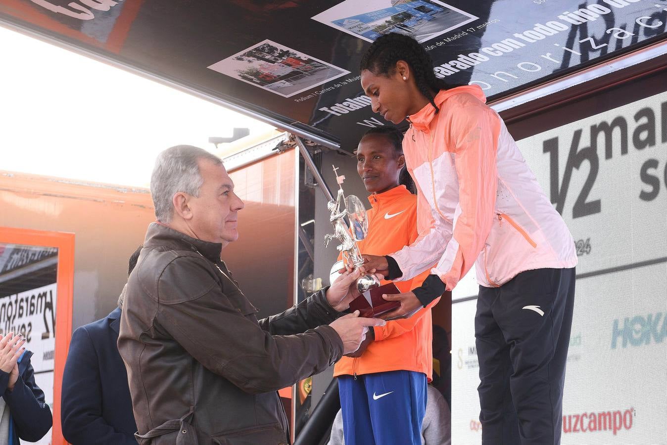Instantes de los últimos metros de la prueba y los ganadores posando con sus trofeos