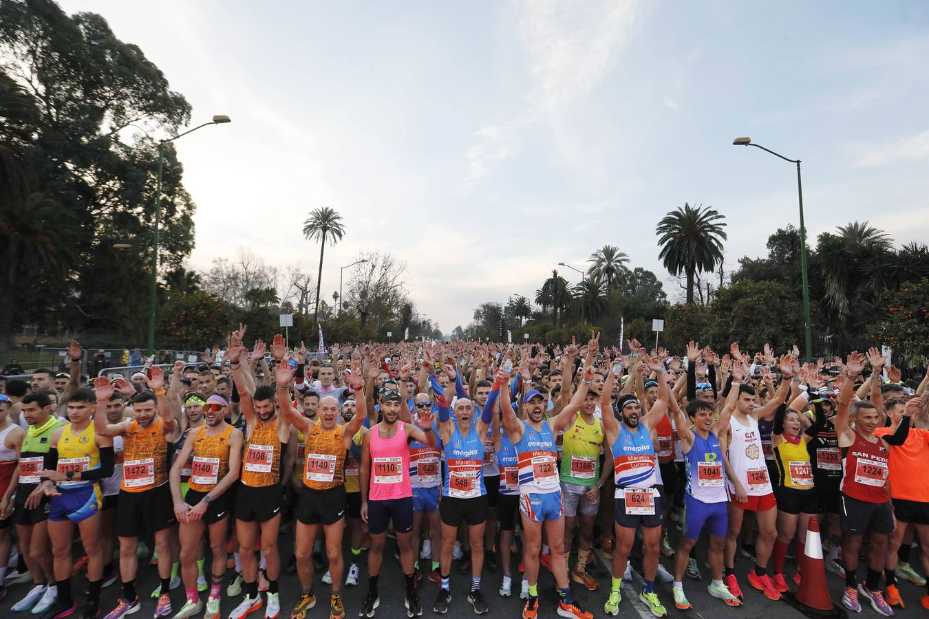 Instantes de los últimos metros de la prueba y los ganadores posando con sus trofeos