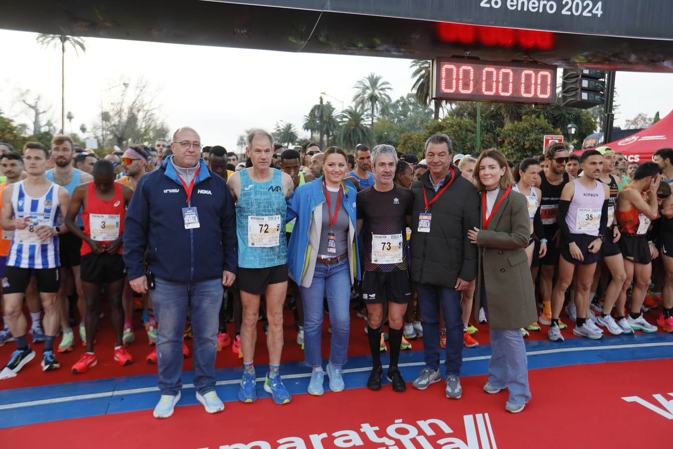 Instantes de los últimos metros de la prueba y los ganadores posando con sus trofeos