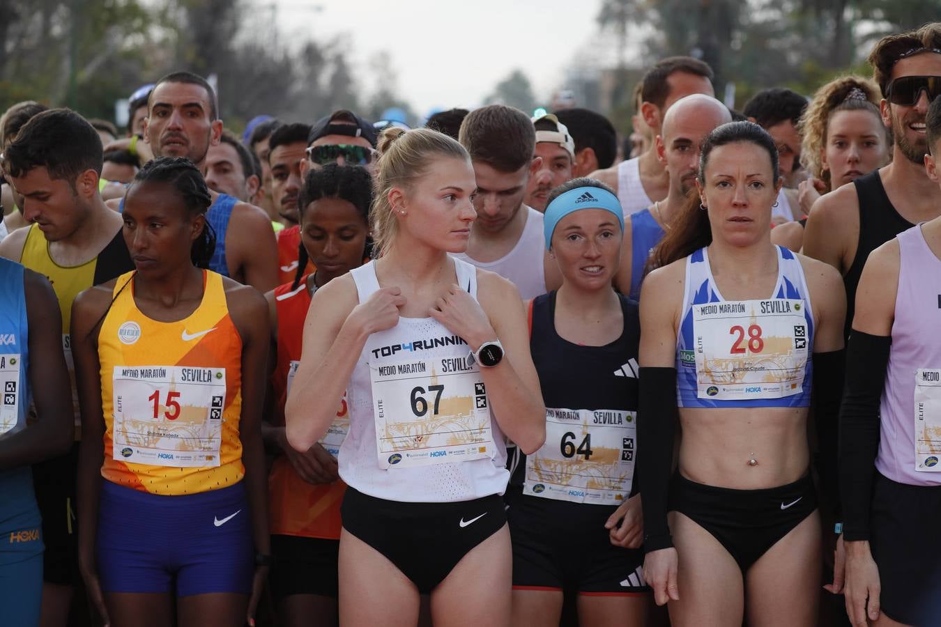 Instantes de los últimos metros de la prueba y los ganadores posando con sus trofeos