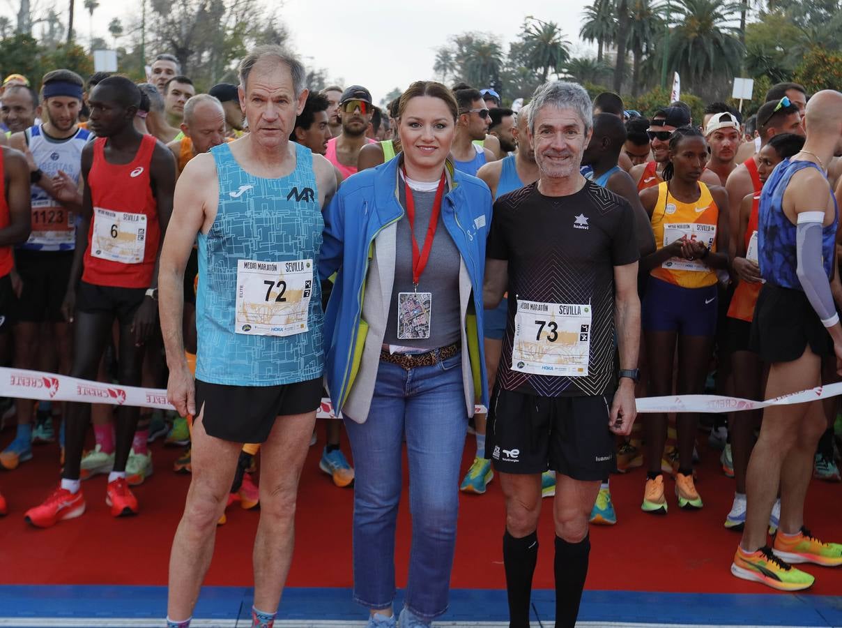Instantes de los últimos metros de la prueba y los ganadores posando con sus trofeos
