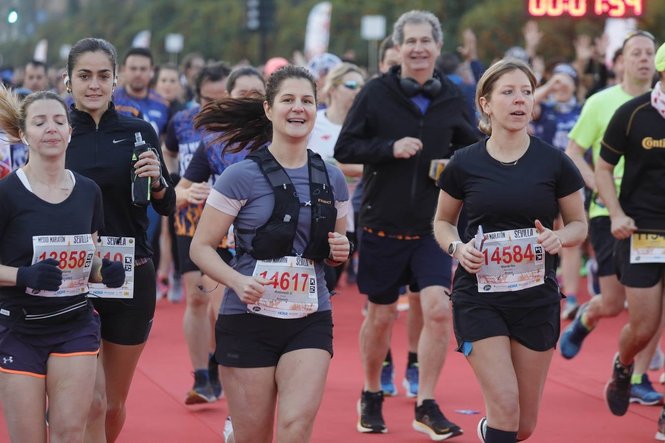 Instantes de los últimos metros de la prueba y los ganadores posando con sus trofeos