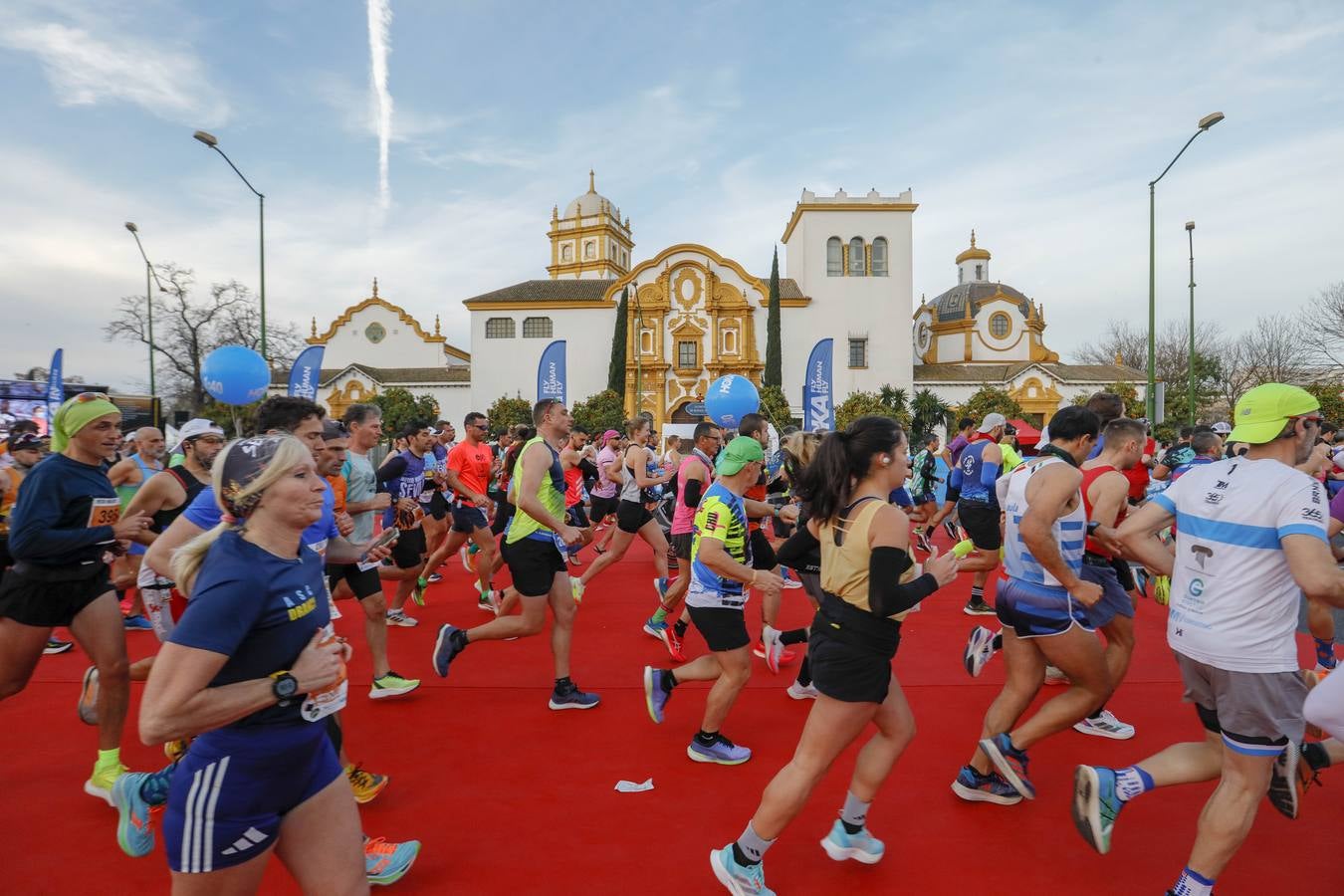 Instantes de los últimos metros de la prueba y los ganadores posando con sus trofeos