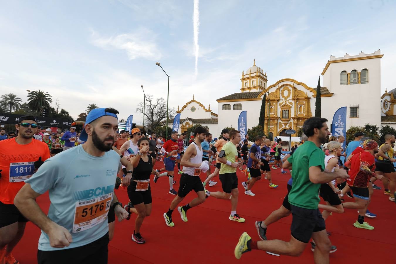 Instantes de los últimos metros de la prueba y los ganadores posando con sus trofeos