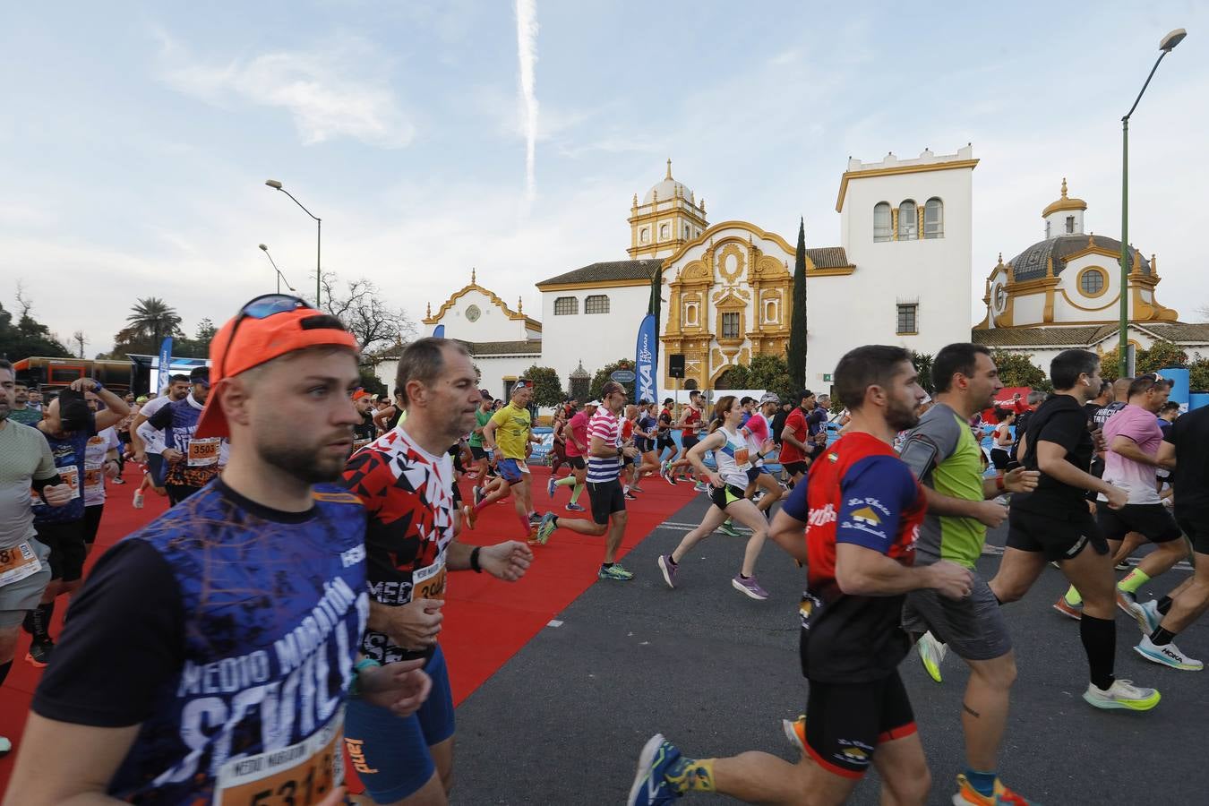 Instantes de los últimos metros de la prueba y los ganadores posando con sus trofeos