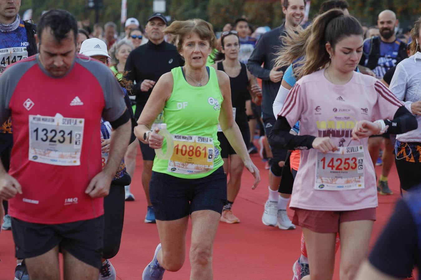 Instantes de los últimos metros de la prueba y los ganadores posando con sus trofeos