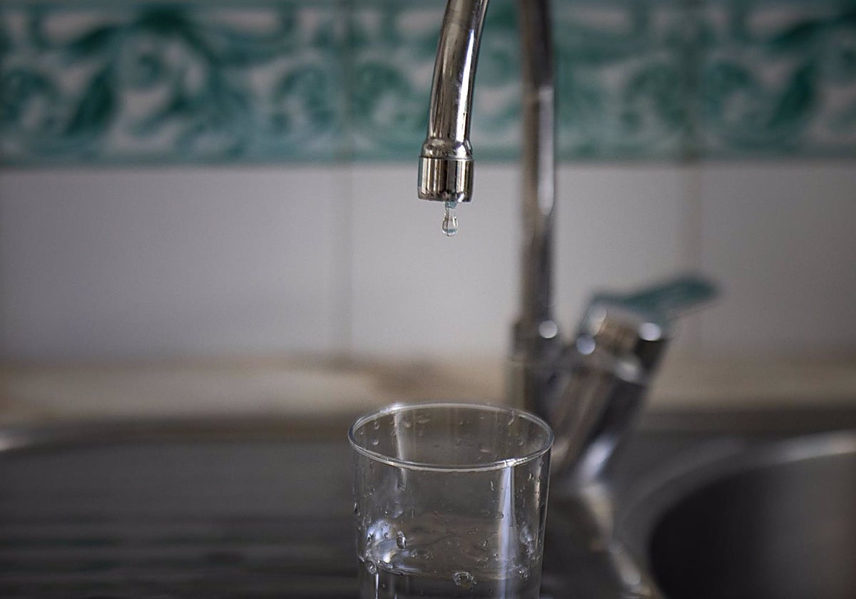 Imágenes de recurso de un grifo de agua de uso doméstico goteando