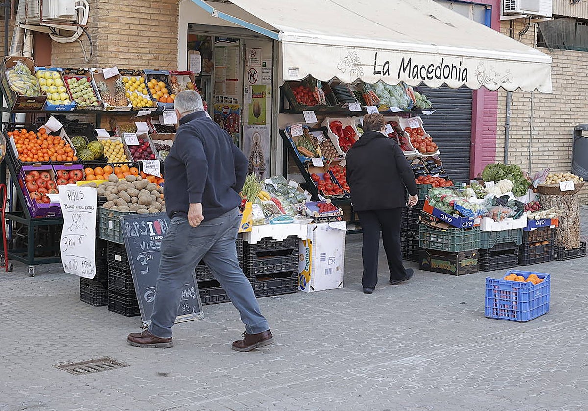 La frutería La Macedonia lleva más de cuarenta años en el barrio, atendiendo a domicilio a las personas mayores