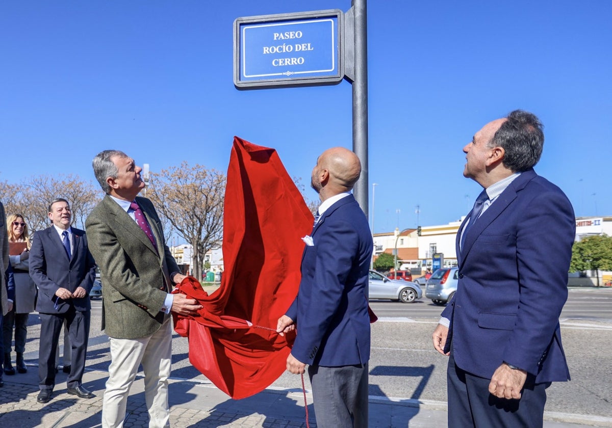El alcalde de Sevilla y el hermano mayor de la hermandad descubren el rótulo del Paseo Rocío del Cerro