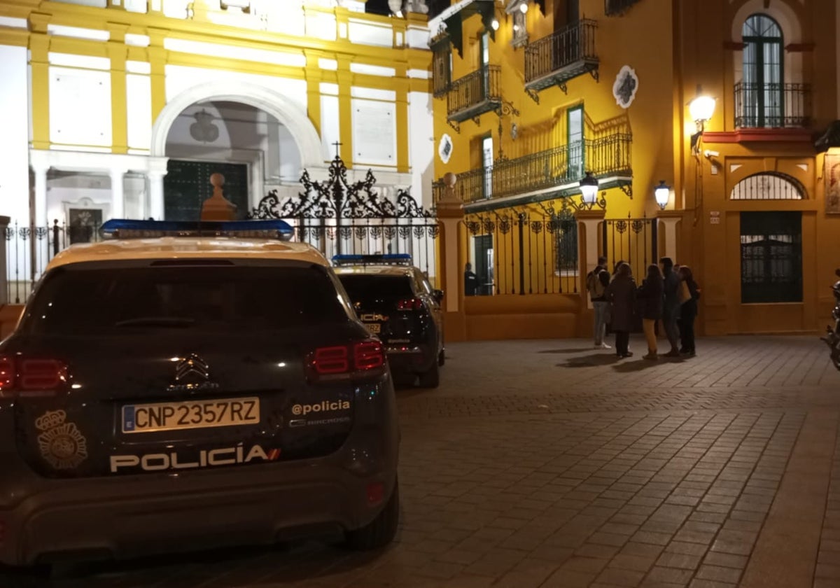 Patrulleros de la Policía Nacional delante de la basílica, donde han reducido al individuo