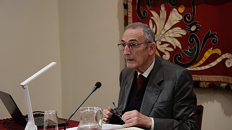 El catedrático emérito de Historia Medieval Miguel Ángel Ladero, fue el encargado de inaugurar este ciclo