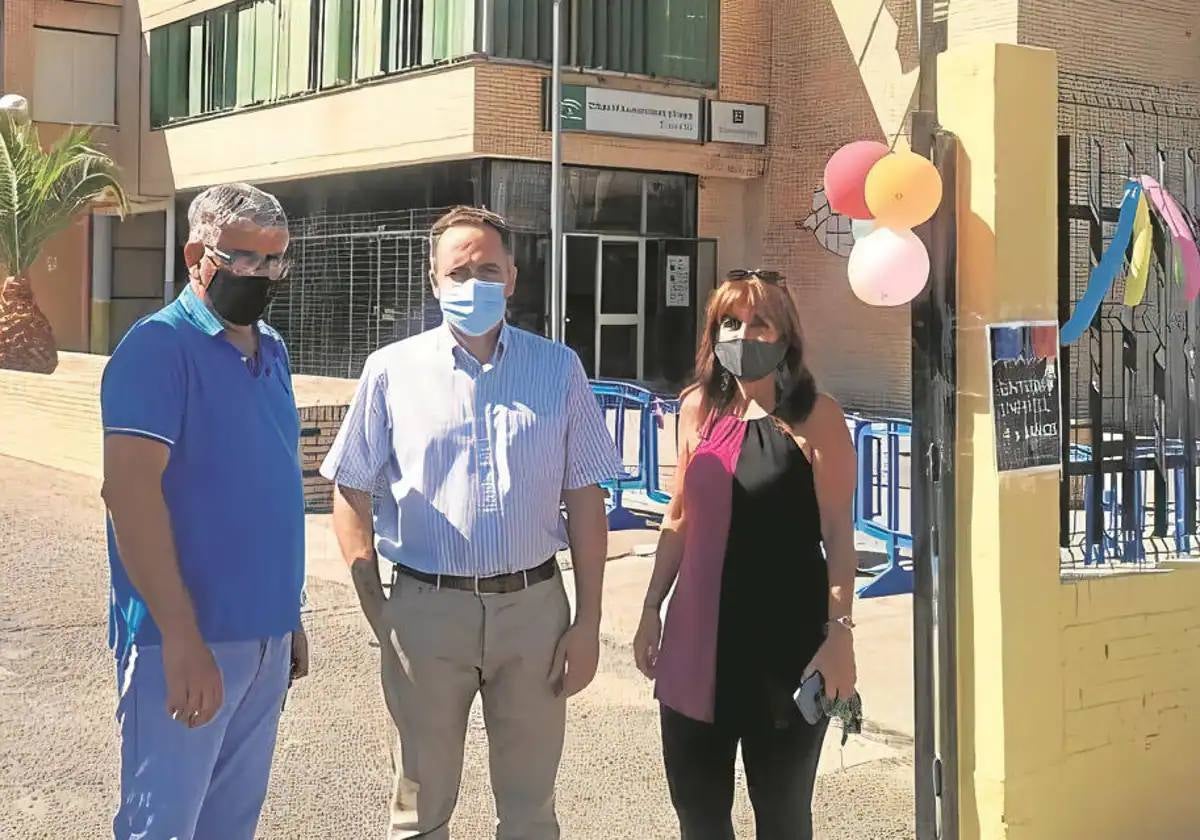 La concejal tránsfuga de Valencina, junto al exalcalde socialista (en el centro), en una imagen de archivo