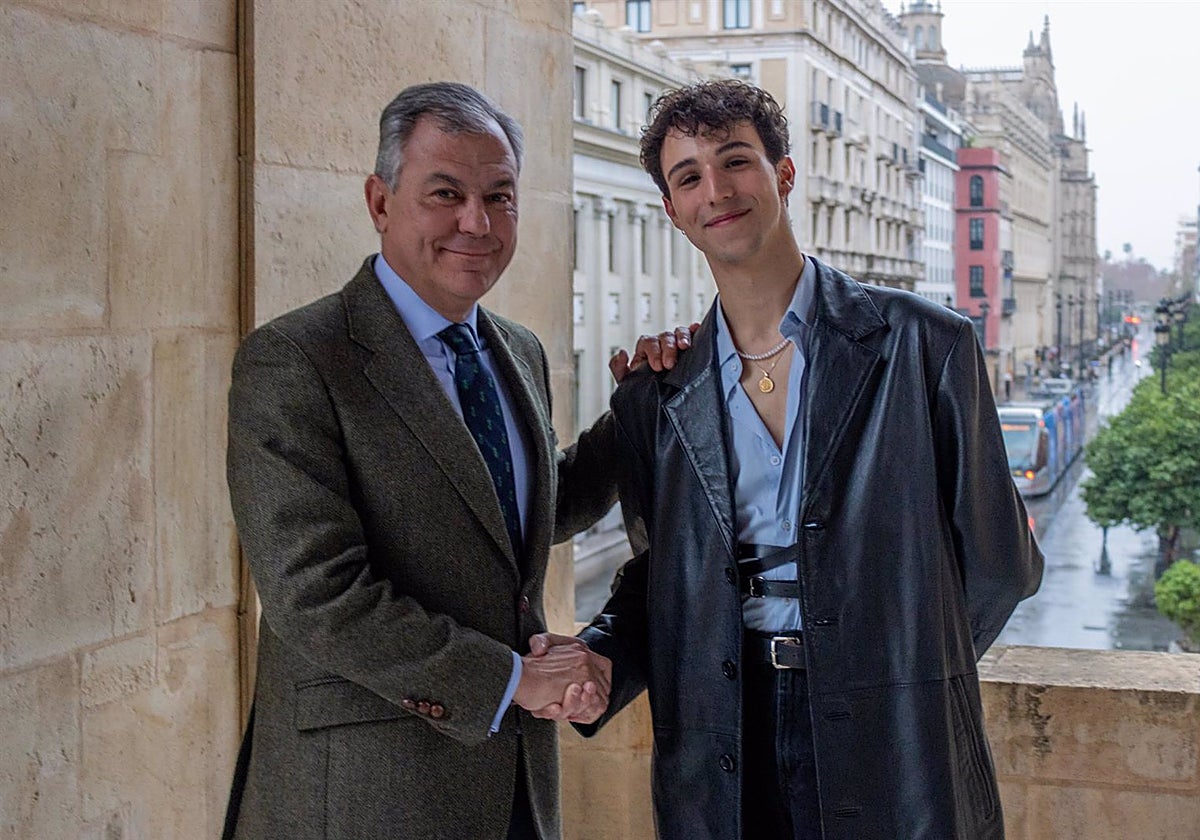 El alcalde de Sevilla, José Luis Sanz, con el cantante sevillano Álvaro Mayo