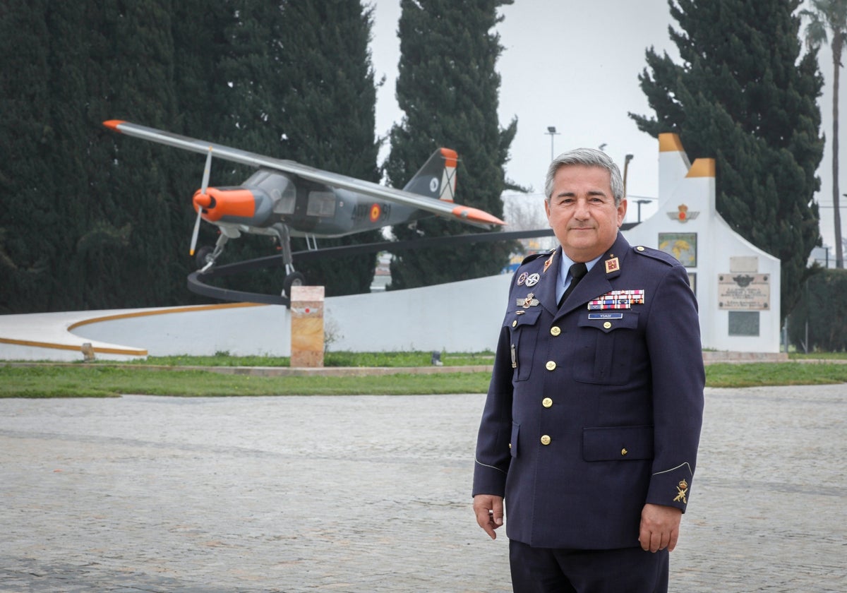 El general de brigada Carlos de Ysasi-Ysasmendi en la base sevillana de Tablada