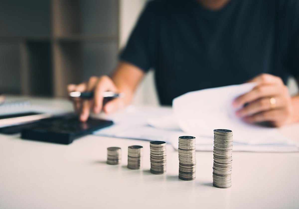 Imagen de archivo de una persona haciendo cálculos relativos a su nómina