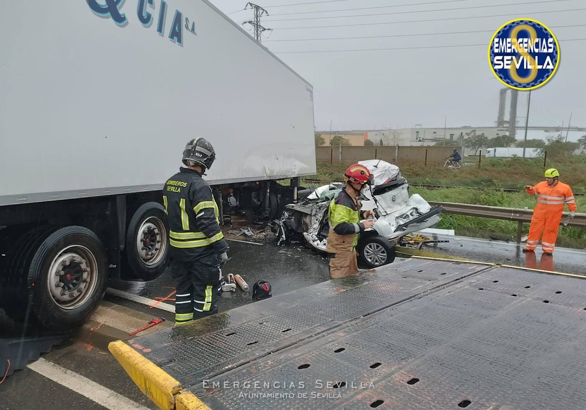 El vehículo quedó empotrado en uno de los camiones