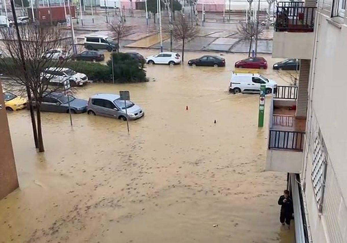La intensa lluvia deja las primeras inundaciones en Sevilla y obligó a ...