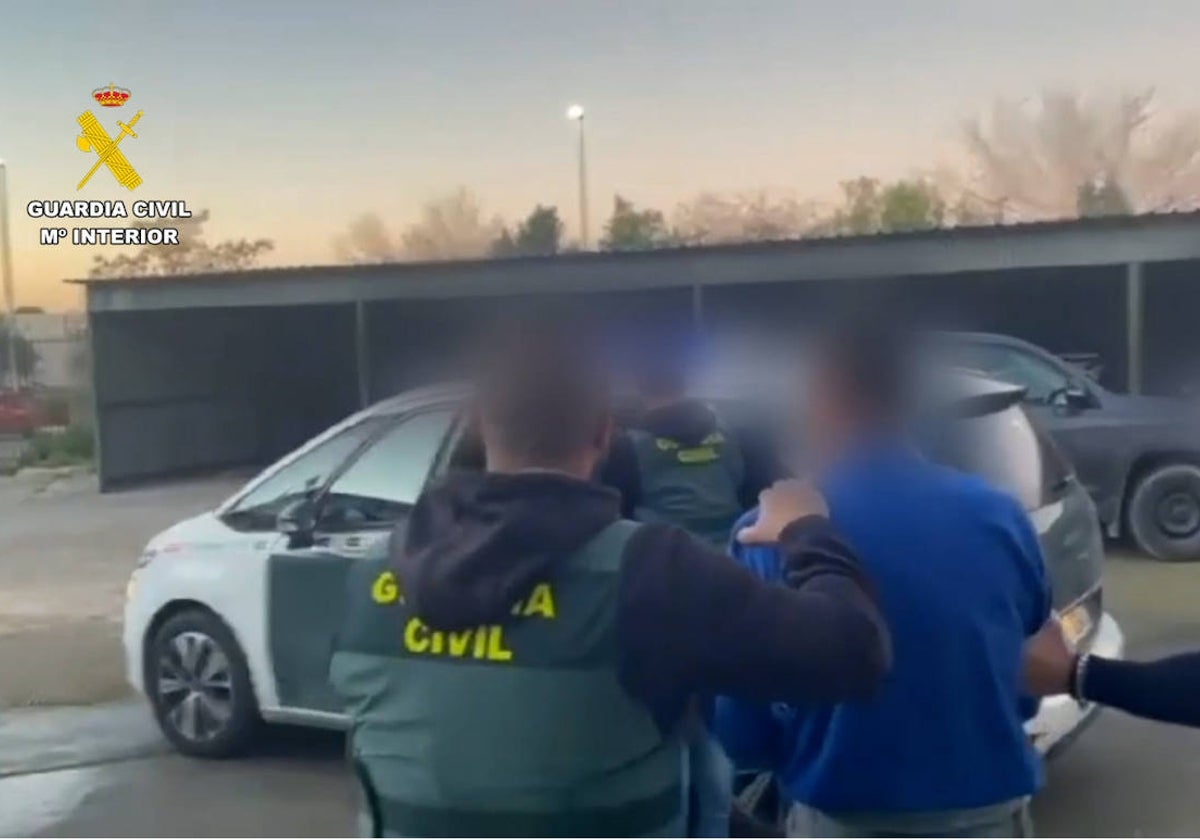 Detención de dos individuos por un violento asalto en Olivares