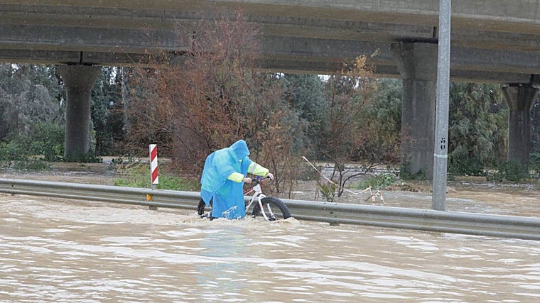 La intensa lluvia deja las primeras inundaciones en Sevilla y obligó a ...