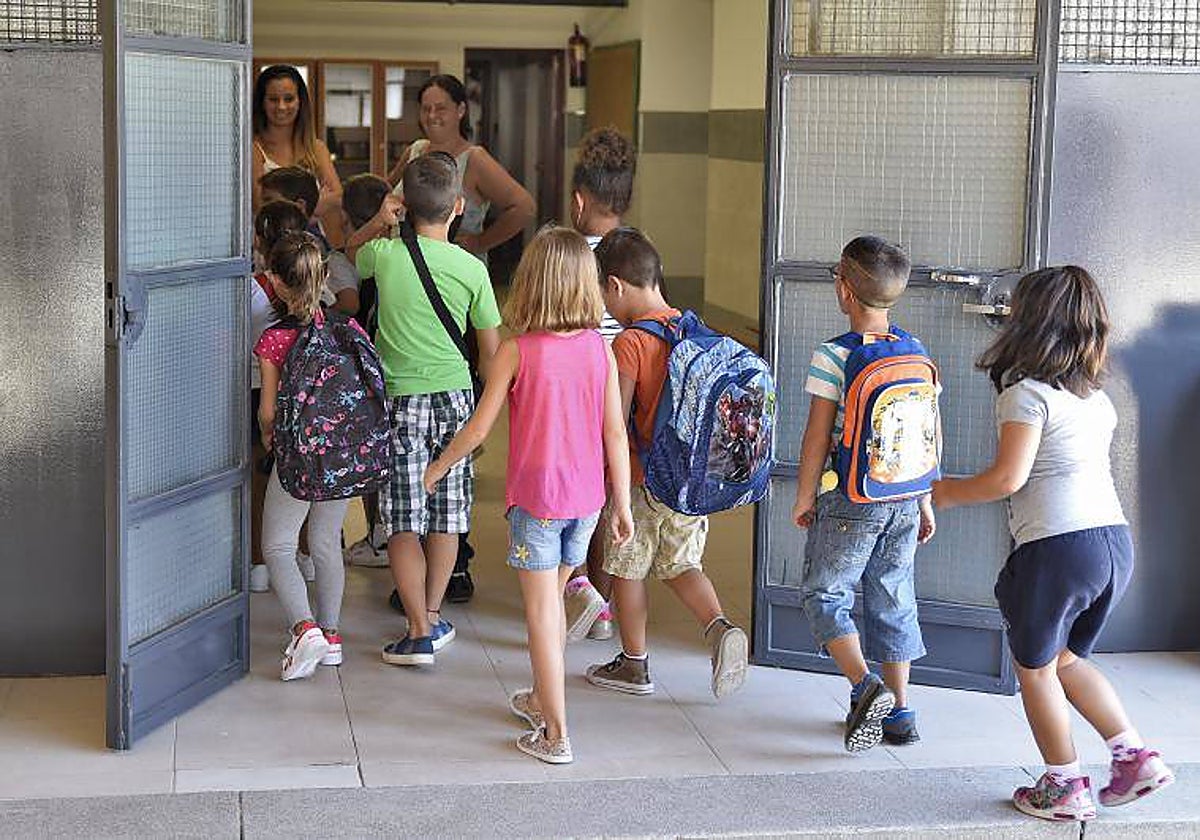 Niños entrando en un colegio de Sevilla