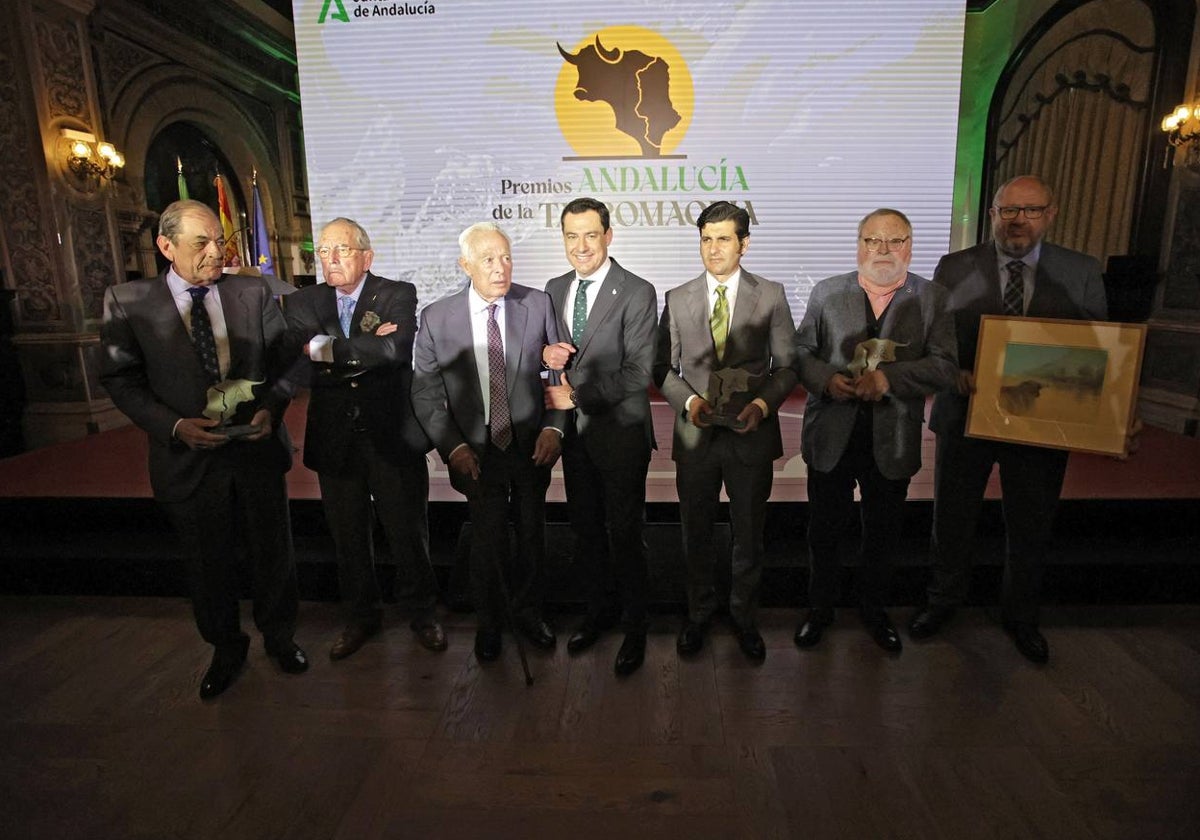 Juanma Moreno posa con los premiados en el Hotel Alfonso XIII de Sevilla