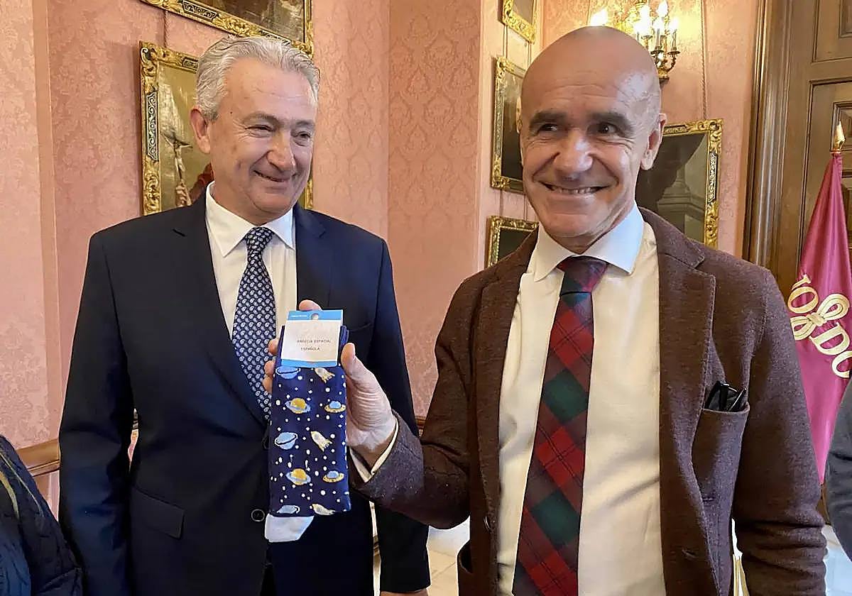 Miguel Ángel Aumesquet y Antonio Muñoz, tras firmar el acuerdo presupuestario que aún sigue vigente