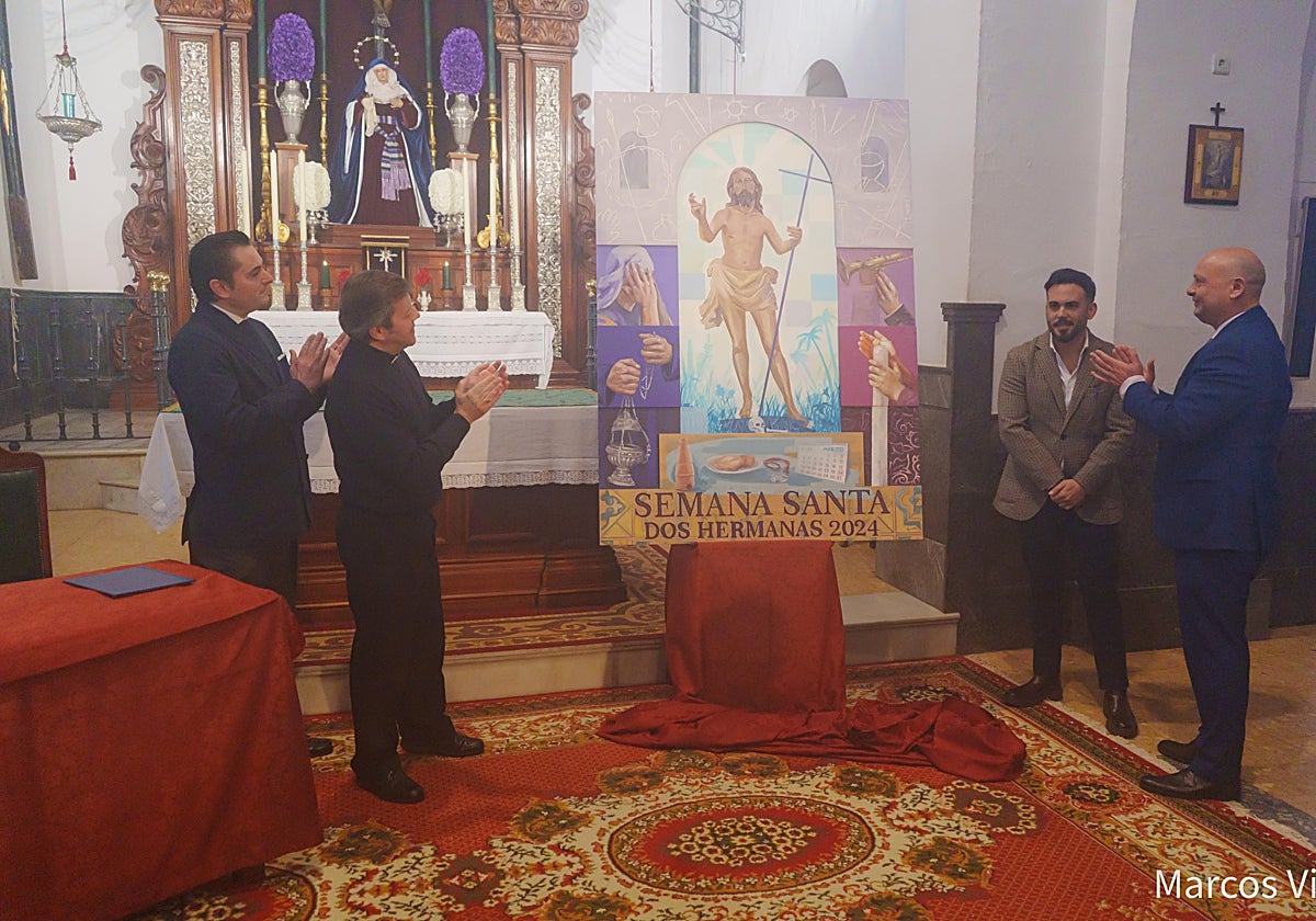 Momento de la presentación del cartel de Semana Santa de Dos Hermanas, obra de Diego Gómez Sánchez