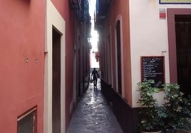 ¿Dónde se encuentra 'la calle de los besos' de Sevilla y por qué la llaman así?
