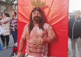 El 'Jesucristo' de Salustiano llega a las calles del Carnaval de un pueblo de Sevilla