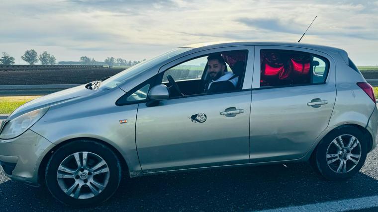 Sergio, el primer afectado por los cortes en la AP4, en su coche con los globos de corazón para recibir a su familia en el aeropuerto